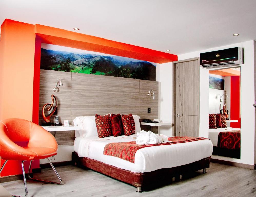 亚美尼亚伊莎维克托里精品酒店的一间卧室配有一张大床和一张橙色椅子