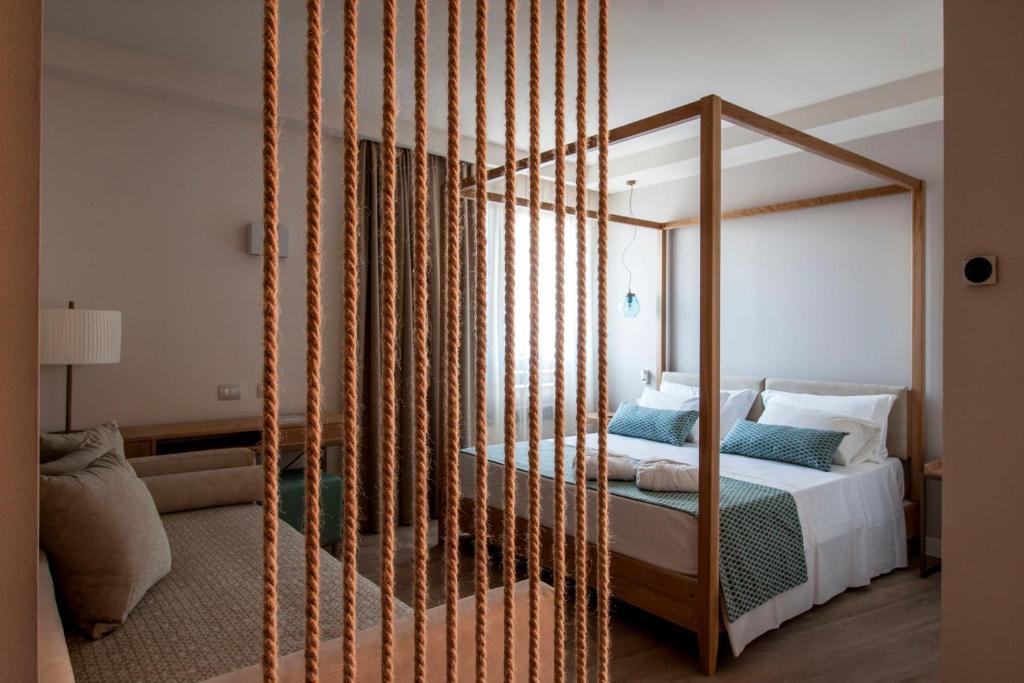 卡斯蒂里昂纳·德拉佩Aqua Boutique Hotel的一间卧室,卧室内配有一张天蓬床