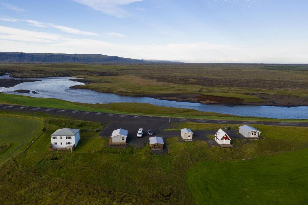 教堂城The Holiday Houses by Stay Iceland的河流旁一群房子的空中景观