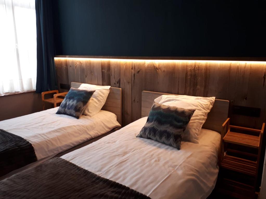 阿尔特Beaux Temps b&b的两张位于酒店客房的床,配有两个枕头