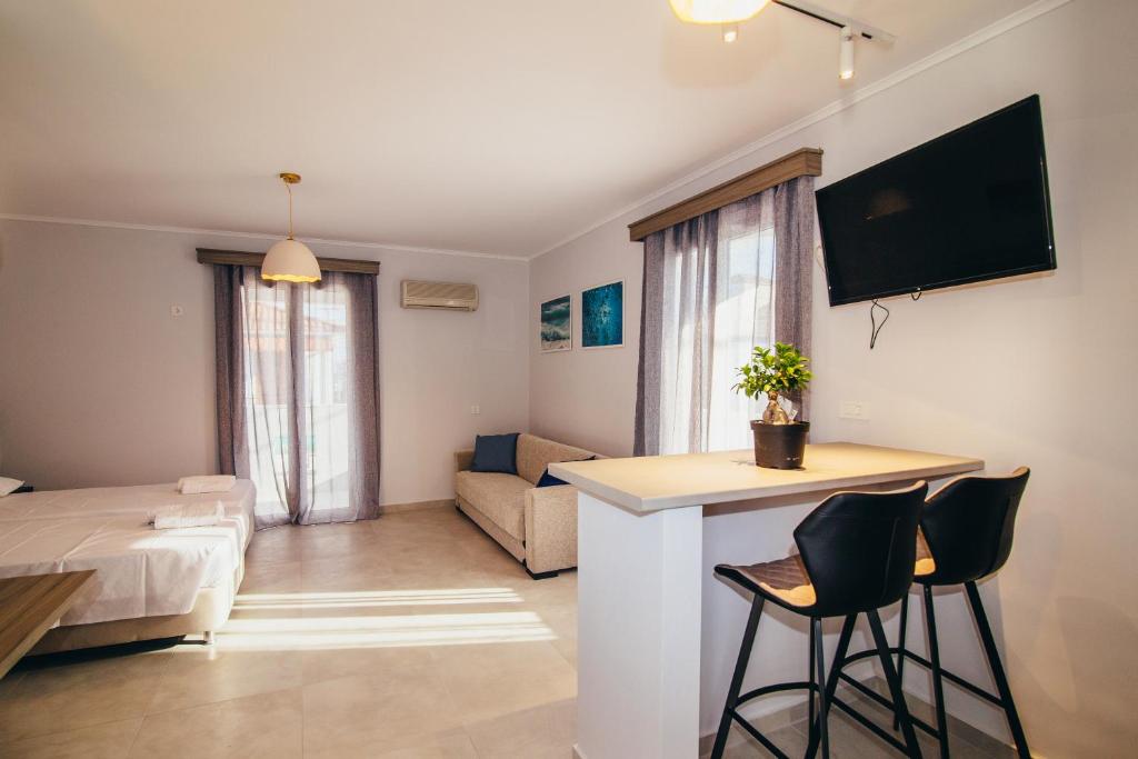 拉加纳斯Zen Apartments的客厅配有沙发和桌椅