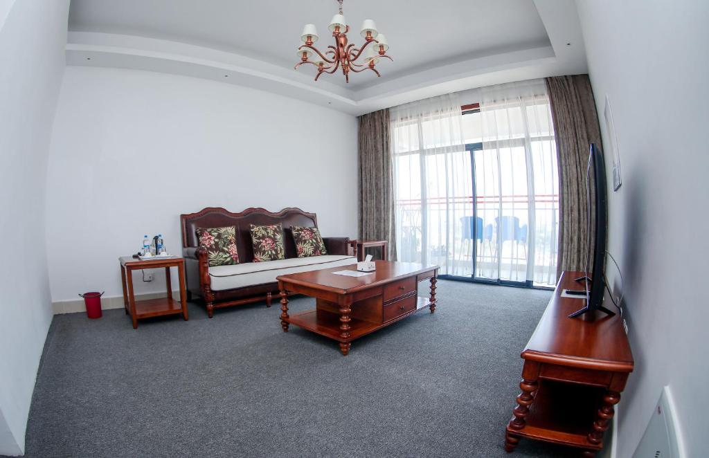 达累斯萨拉姆Lark Hotel的客厅配有沙发和桌子