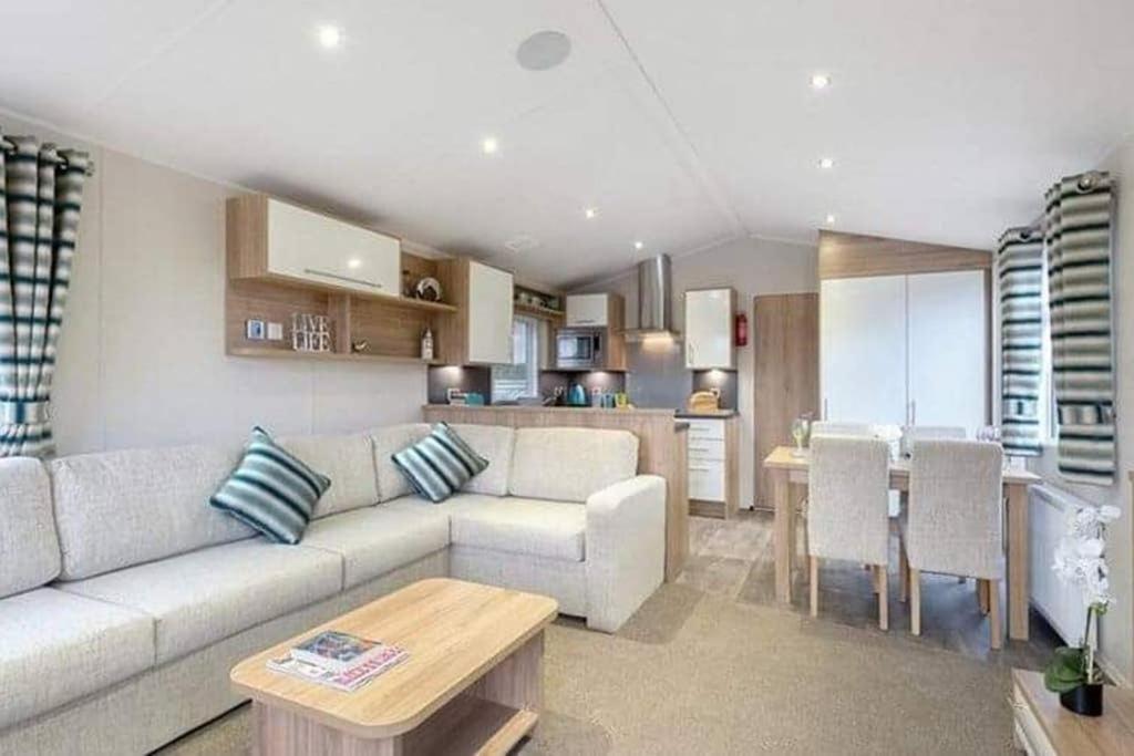 纽基Premium Chalet at Newquay Away Resorts MV7的客厅配有沙发和桌子