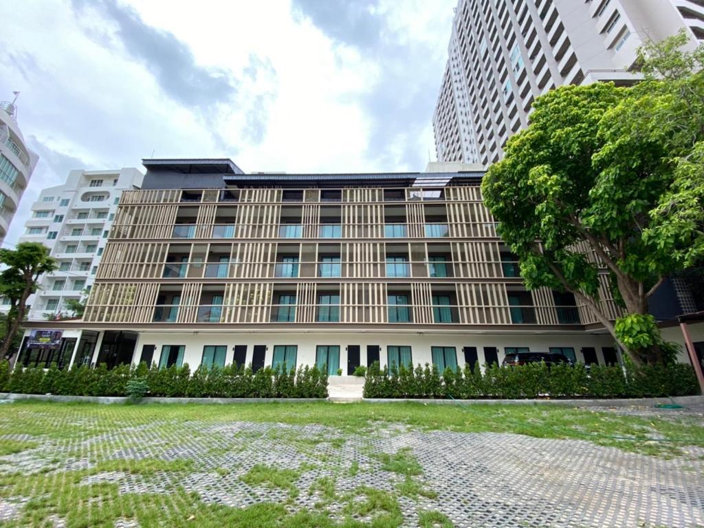 芭堤雅市中心The Shade Residence的一座高楼前的建筑物