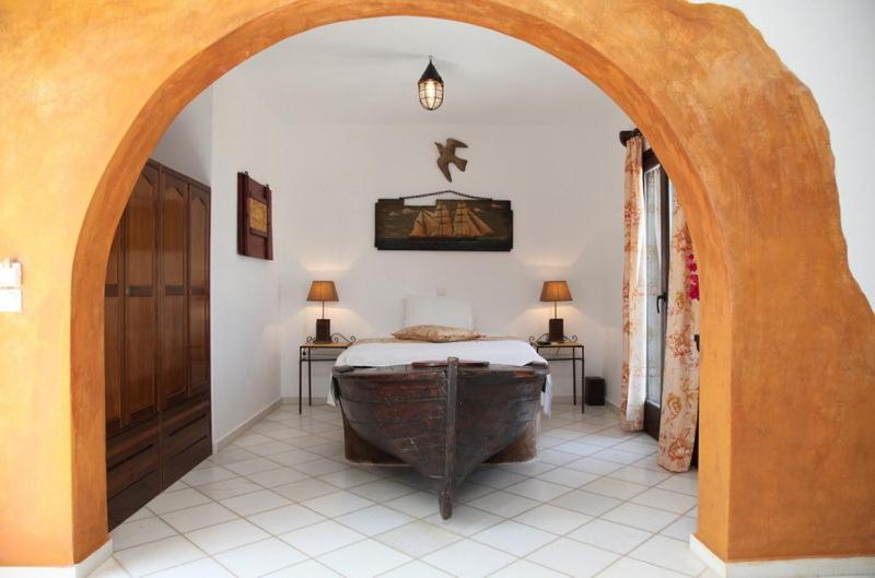 圣安娜纳克索斯维拉达纳伊酒店的一间卧室配有一张带浴缸的床