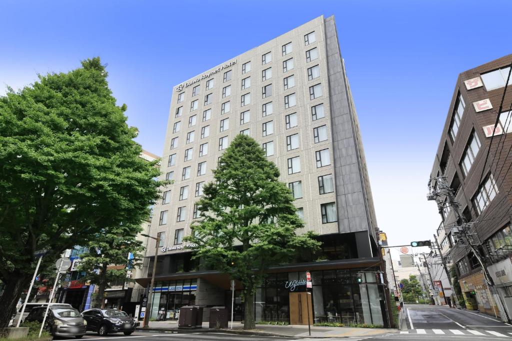 仙台Daiwa Roynet Hotel Sendai Ichibancho PREMIER的前面有一棵树的白色大建筑