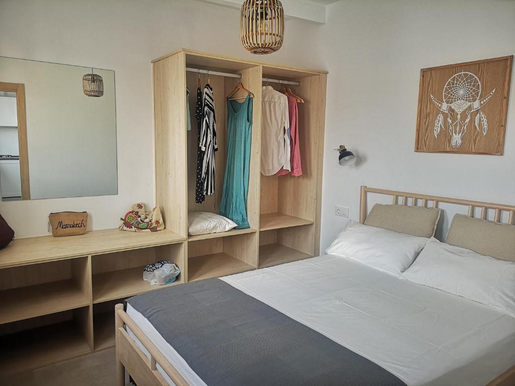 塔里法LA TRAMONTANA DEL SUR的一间卧室配有一张床、一个梳妆台和镜子