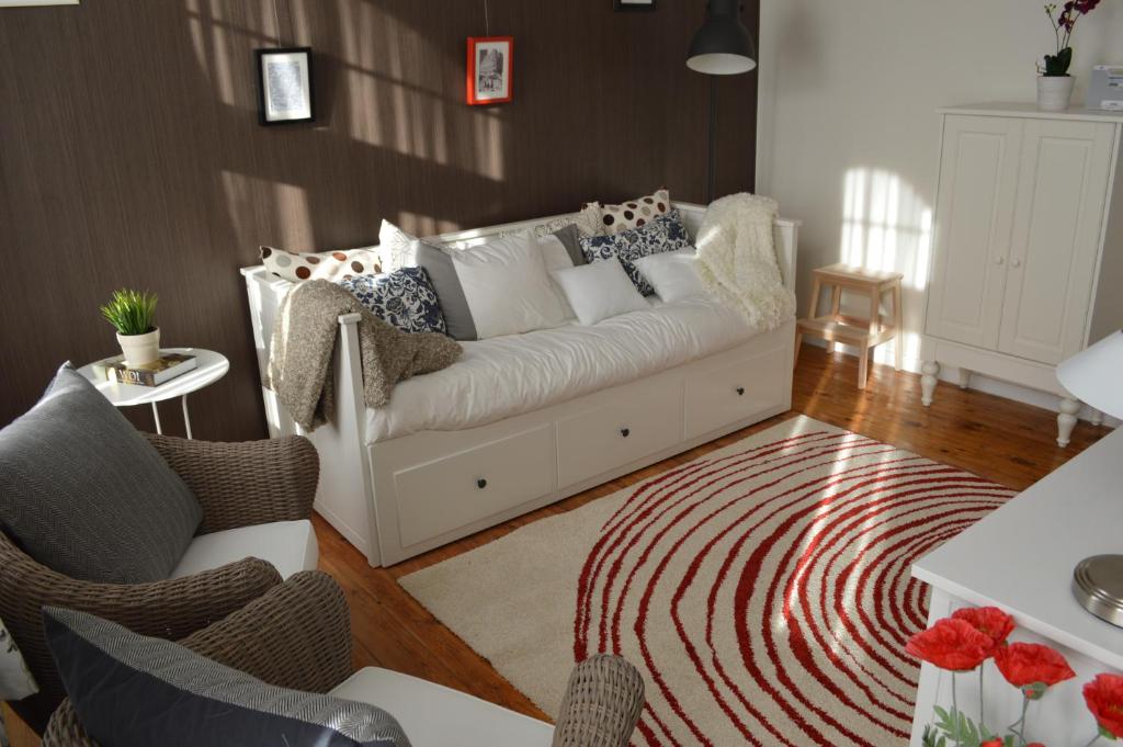 伊普尔伊佩里克斯度假屋的客厅配有白色沙发和地毯。