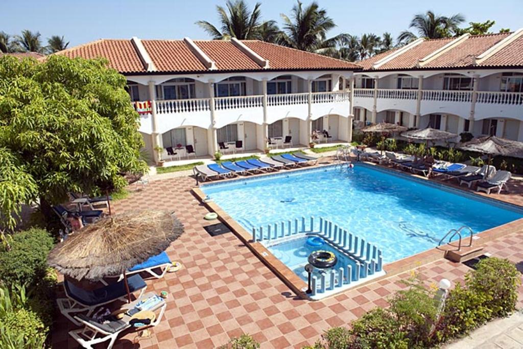 Bakau开普角酒店 的享有度假村游泳池的顶部景致