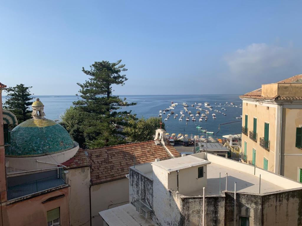 马奥莱Casa Ester e Antonella的从建筑屋顶上可欣赏到海港景色