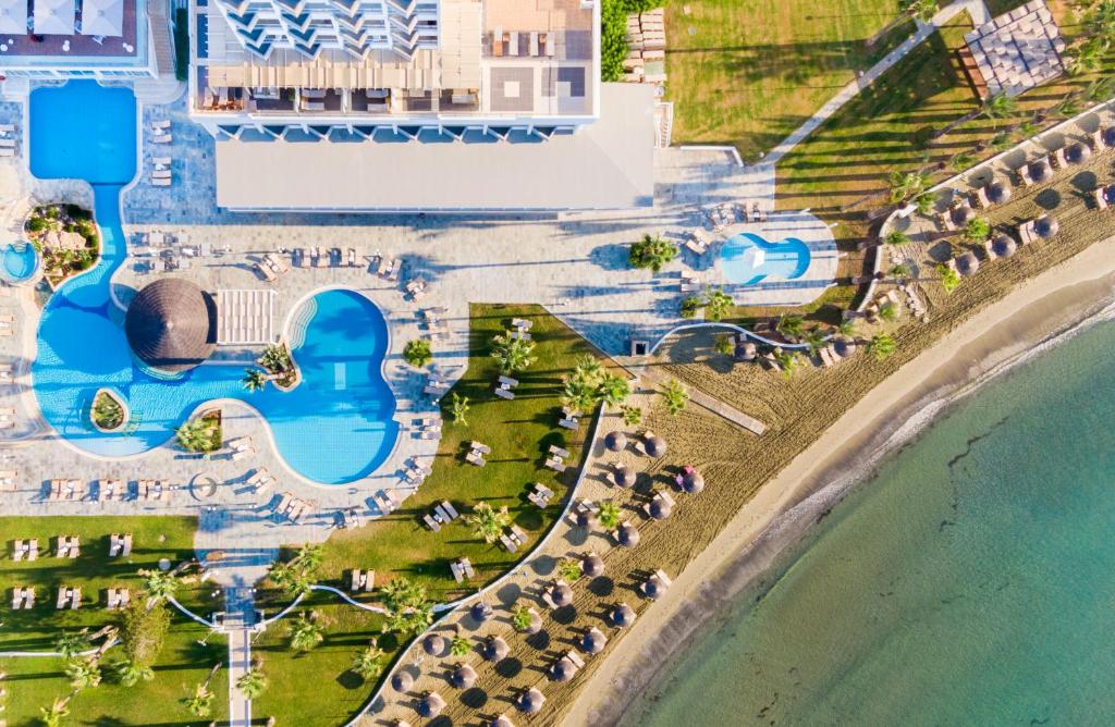 拉纳卡金色海湾沙滩酒店的享有度假村的空中景致,设有游泳池和海滩