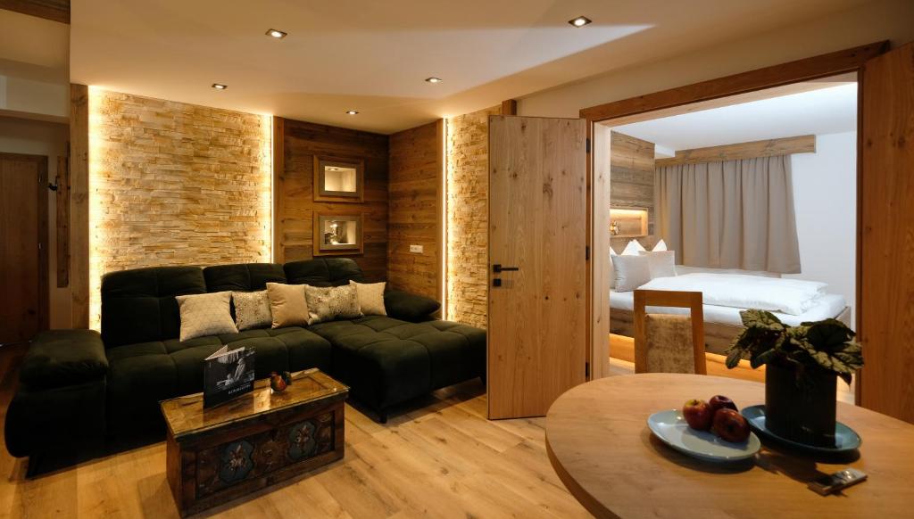 海利根布卢特HIESERHOF - Superior Alpine Apartments的客厅配有沙发和1张床