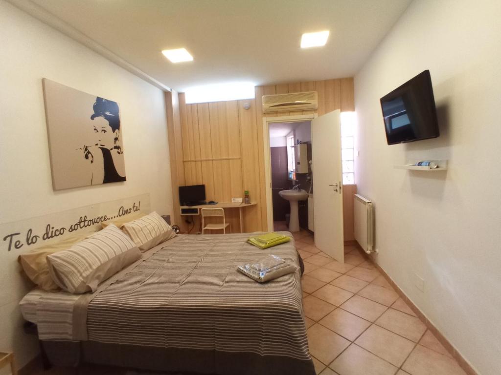 Infernetto阿莫特公寓的酒店客房,配有床和电视