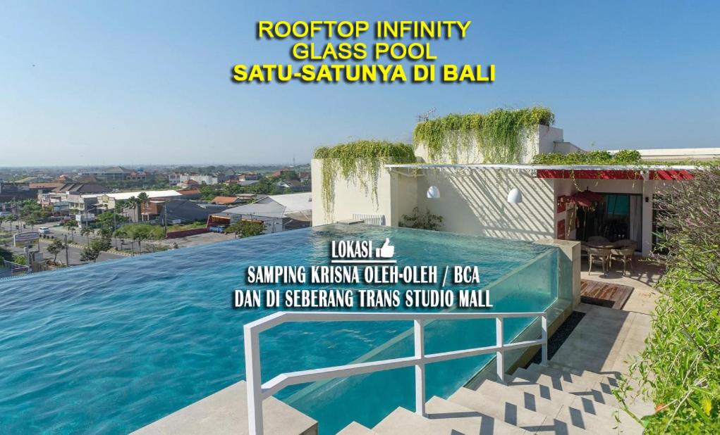 库塔Atanaya Kuta Bali的游泳池边的标志