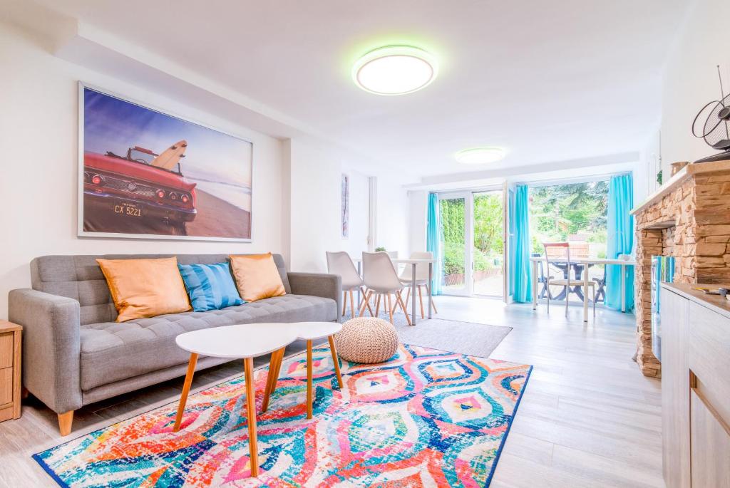 圣安德烈Cosy and Colorful apartment Szentendre的客厅配有沙发和桌子