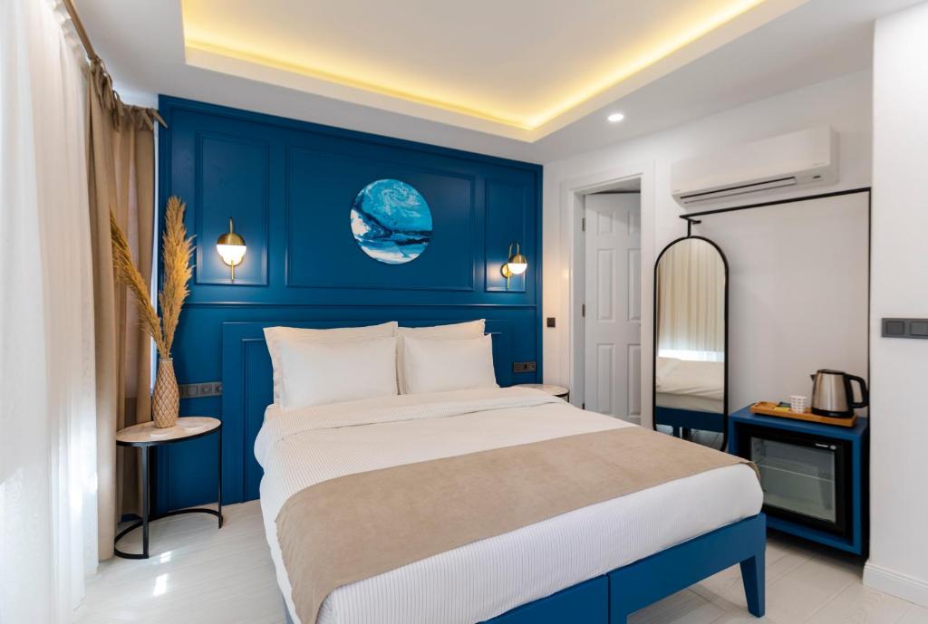 安塔利亚KIANA KALEİÇİ的一间卧室配有一张带蓝色墙壁的大床