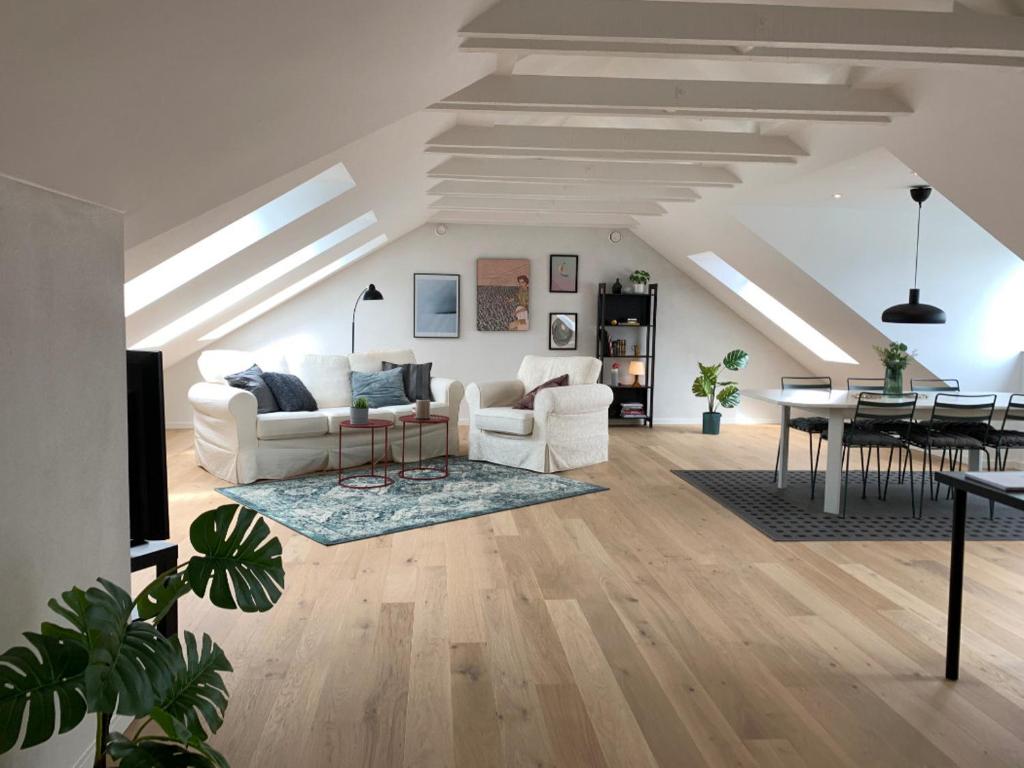 奥尔堡aday - Big 3 Bedroom Apartment - Heart of Aalborg的客厅配有白色家具和桌子