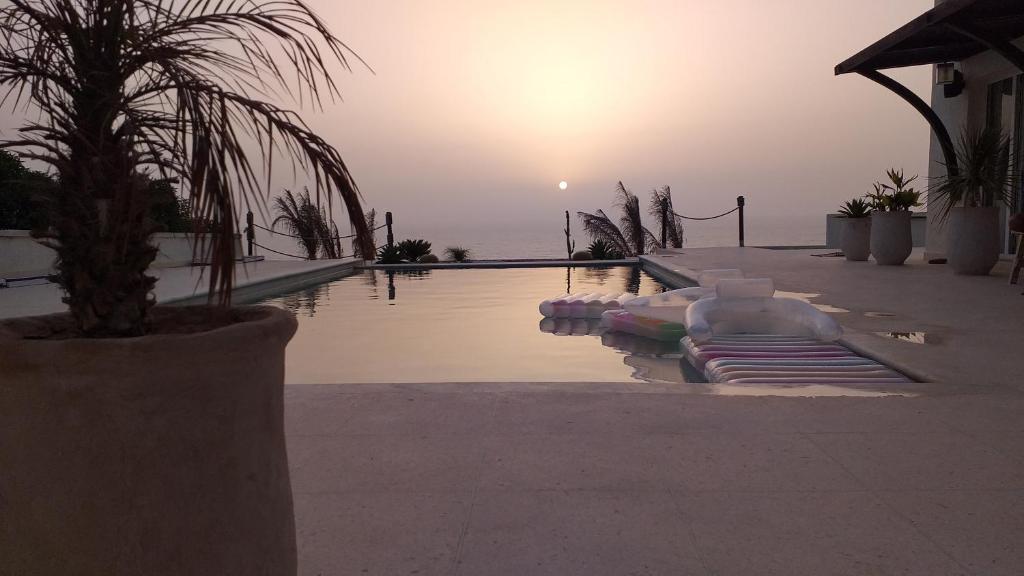 索维拉La Casita的一座享有日落美景的游泳池