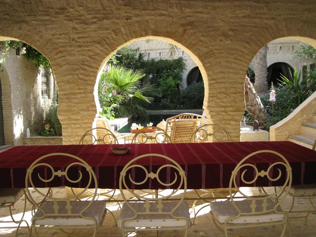 托泽尔DAR NEJMA的一个带2个拱门的庭院内的桌椅