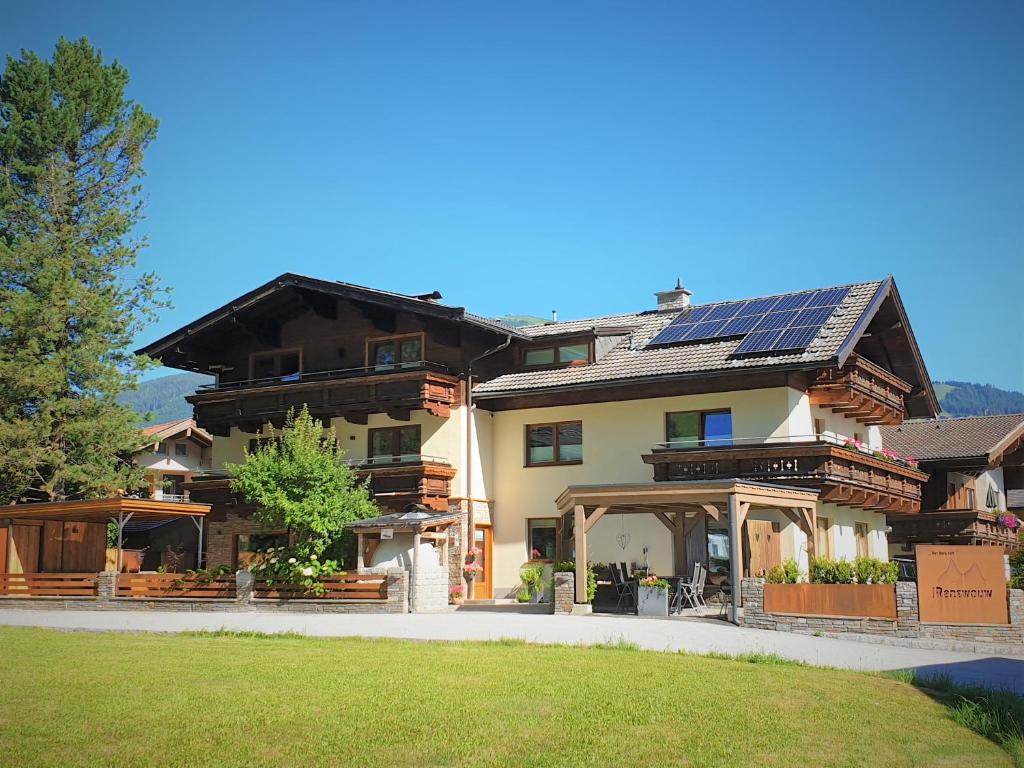 平茨高谷地霍勒尔斯巴赫任斯沃伍旅馆的屋顶上设有太阳能电池板的房子