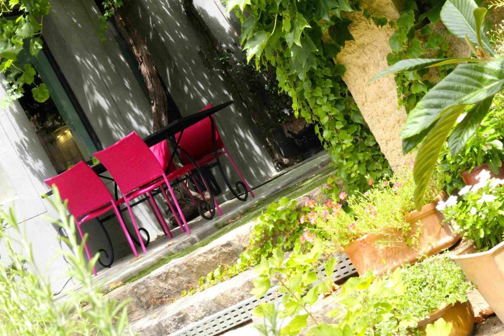 哈斯多库特库赫住宿加早餐酒店的一组红色椅子坐在阳台上