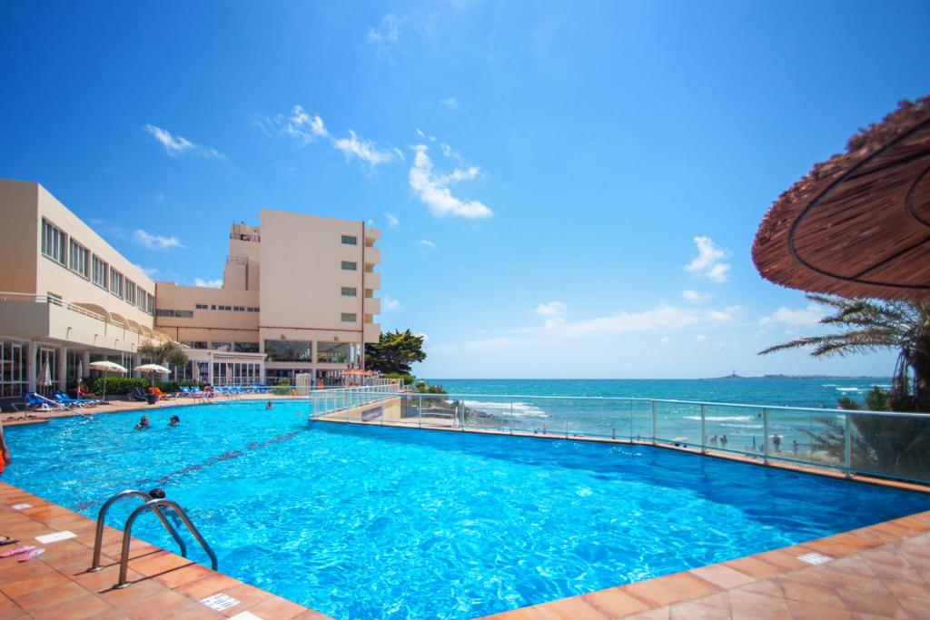 拉曼加戴尔马尔梅纳盖鲁阿服务式酒店的一座背景海洋的游泳池