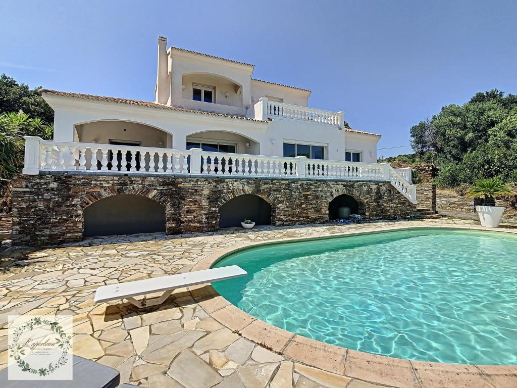马奇纳奇奥Seaview villa Marlau的别墅前设有游泳池