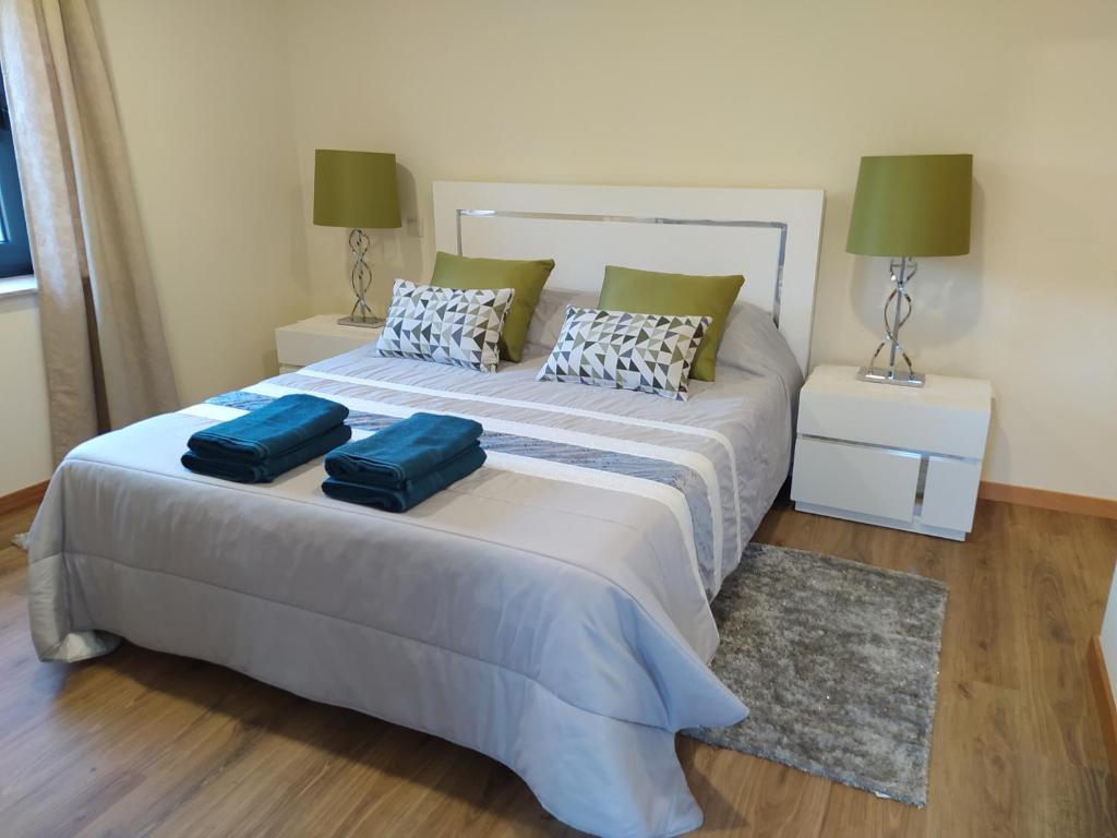 蓬德利马Casa Borlido的一间卧室配有一张大床,上面装有两个蓝色的袋子