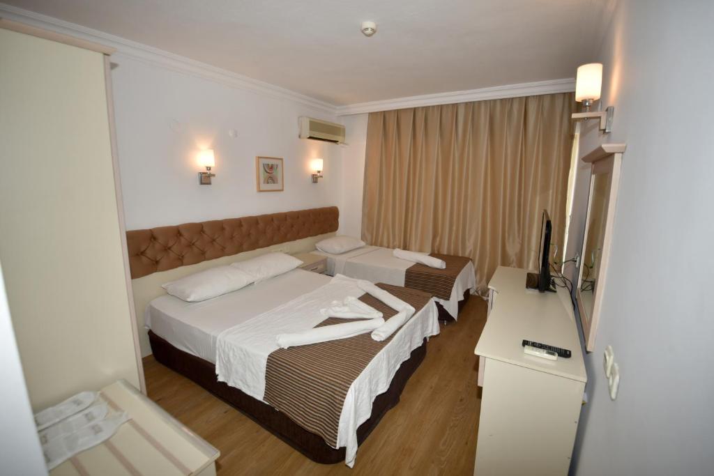 马尔马里斯Almena city的酒店客房配有两张床和一张书桌