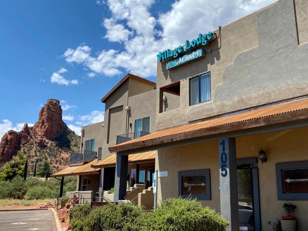 塞多纳Sedona Village Lodge的建筑的侧面有标志