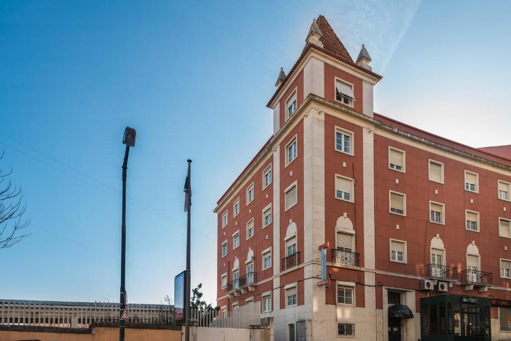 里斯本卢克斯王朝公寓酒店的一座大型砖砌建筑,上面有塔楼