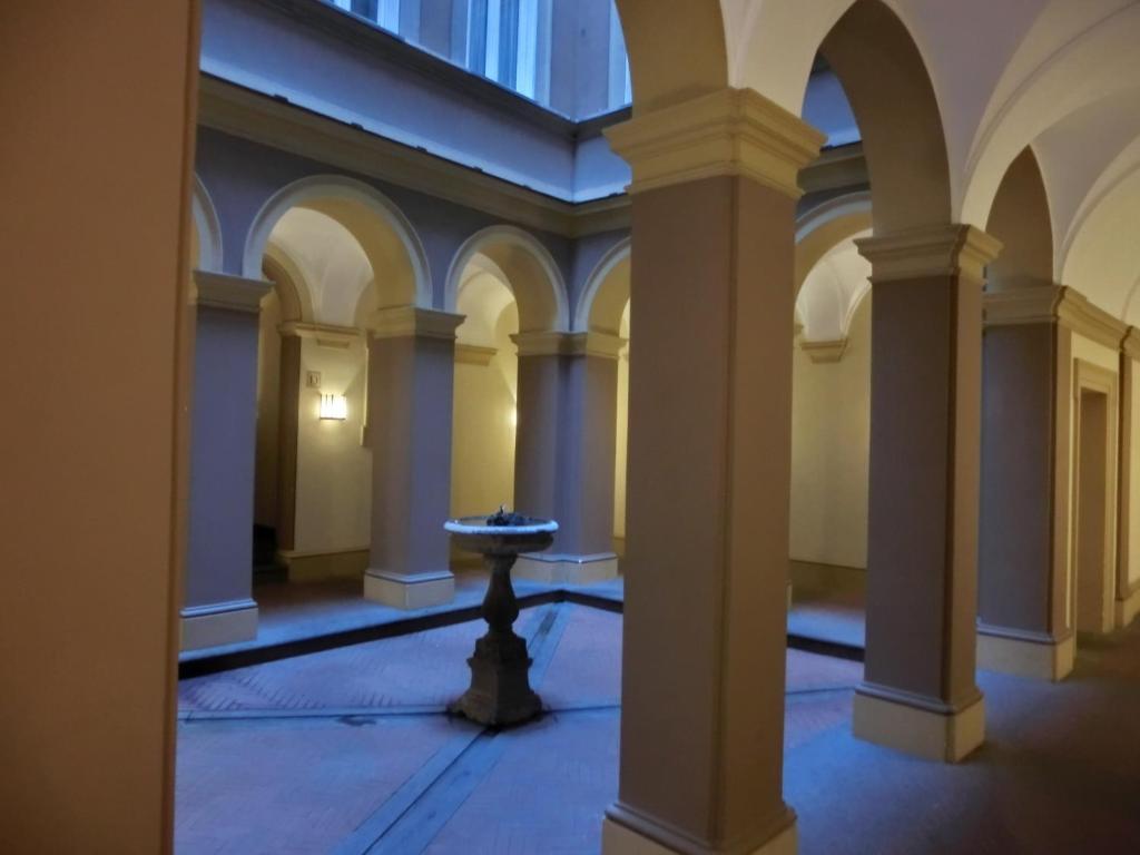 罗马特雷维公寓的建筑中带柱子和喷泉的房间