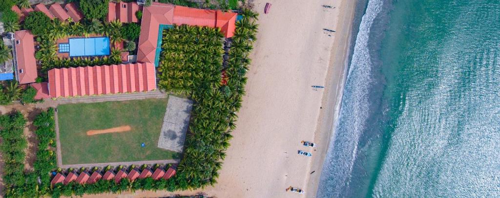 亭可马里JKAB Beach Resort的享有海滩和大海的顶部景色