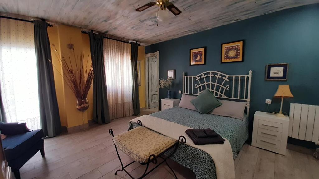 莱加内斯Casa solis的一间卧室设有一张床和蓝色的墙壁