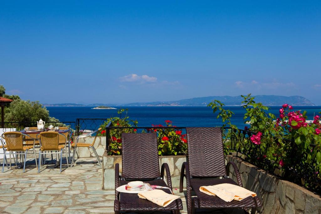 尼欧克利马豪沃罗酒店式公寓的一组桌椅,享有海景