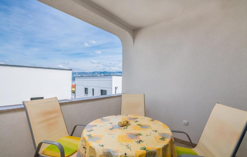 科里米诺Apartment Rudika的美景阳台配有桌椅