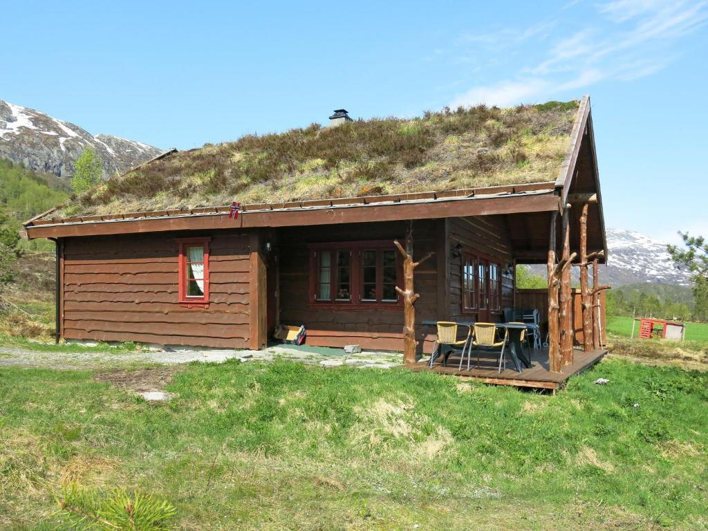 ViksdalenHoliday Home Myravatnet - FJS051 by Interhome的一个带草屋顶的小小木屋