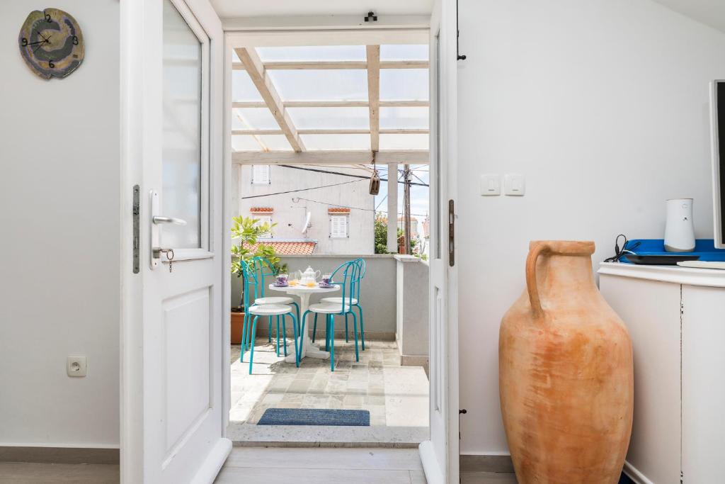 木洛希尼Casa Maria 2的厨房设有一扇门,可通往带桌子的庭院。