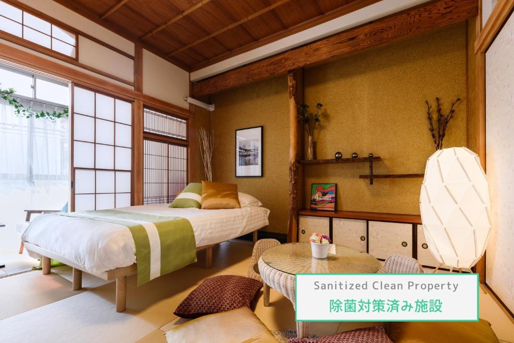 东京Suiren Residential Suite Tokyo的一间带两张床的卧室,位于带窗户的房间内