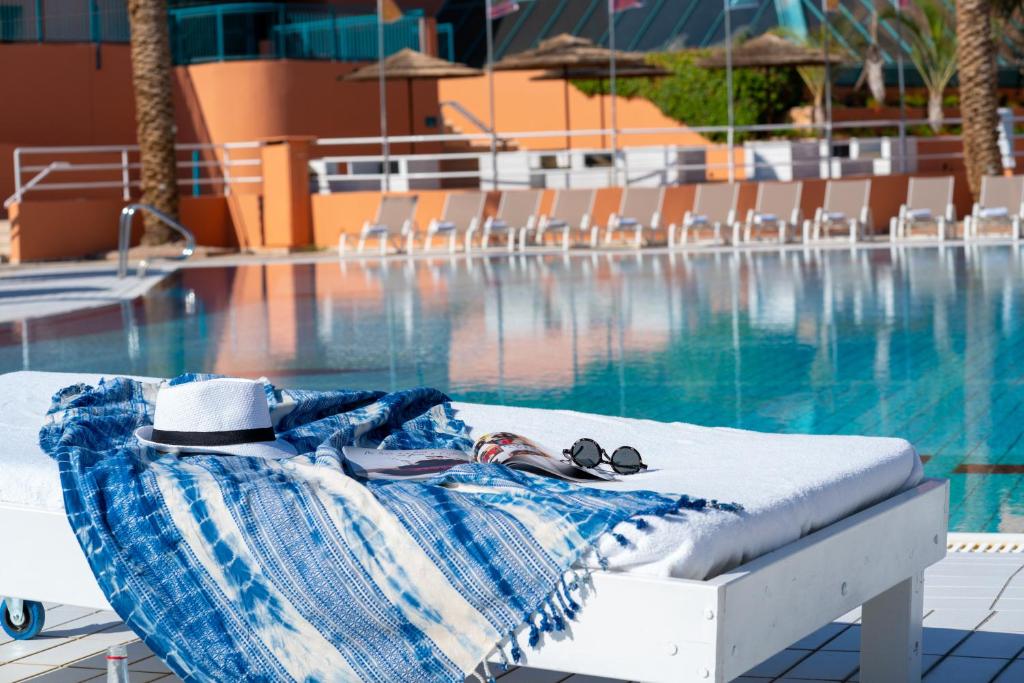 U Splash Resort Eilat内部或周边的泳池