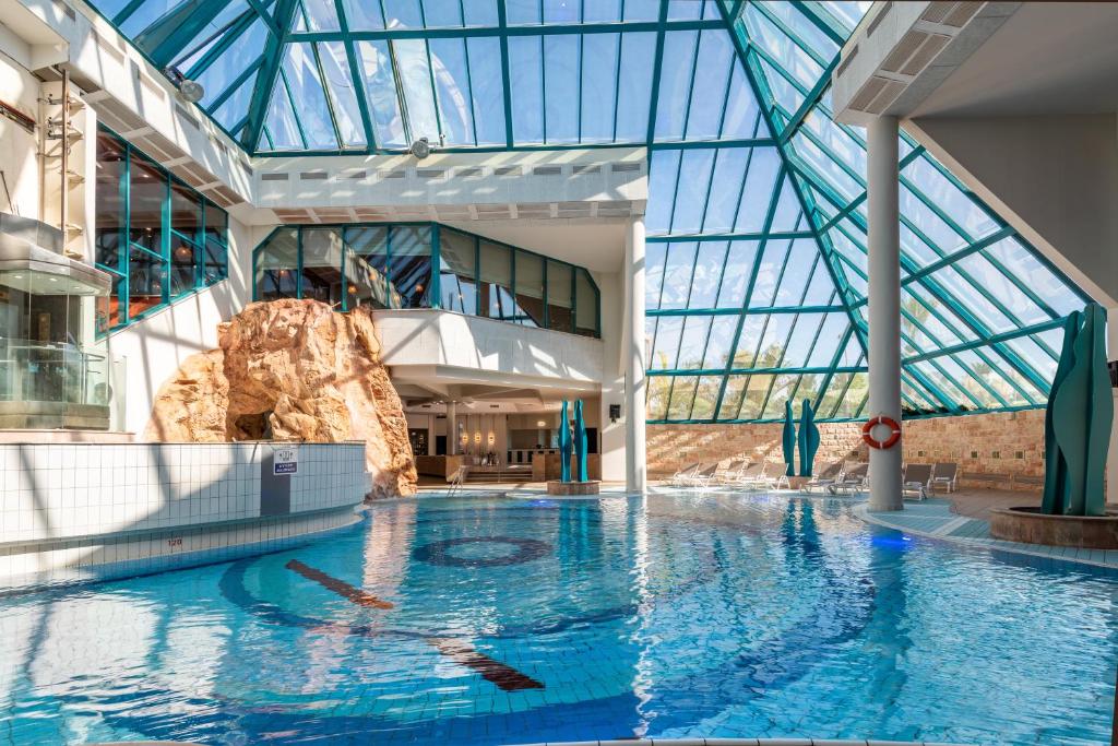 U Splash Resort Eilat内部或周边的泳池
