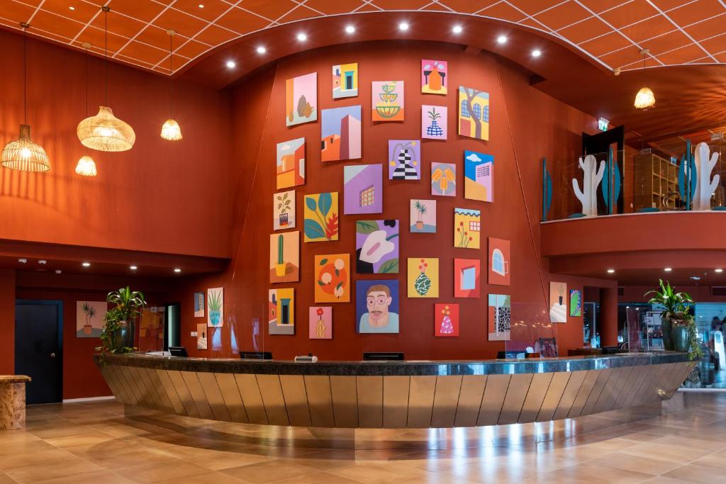 埃拉特U Splash Resort Eilat的酒店大堂,墙上挂着照片