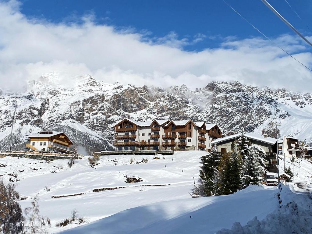 博尔米奥Ai Suma Residence的雪地山中的滑雪小屋