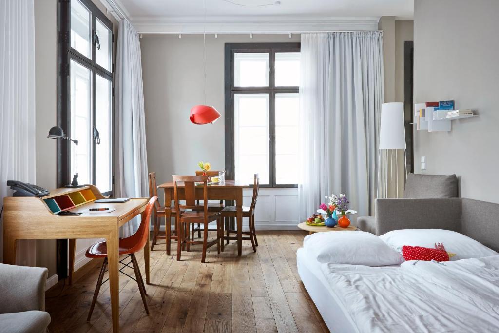 汉堡Wedina Serviced Apartments的酒店客房 - 带一张床和用餐室