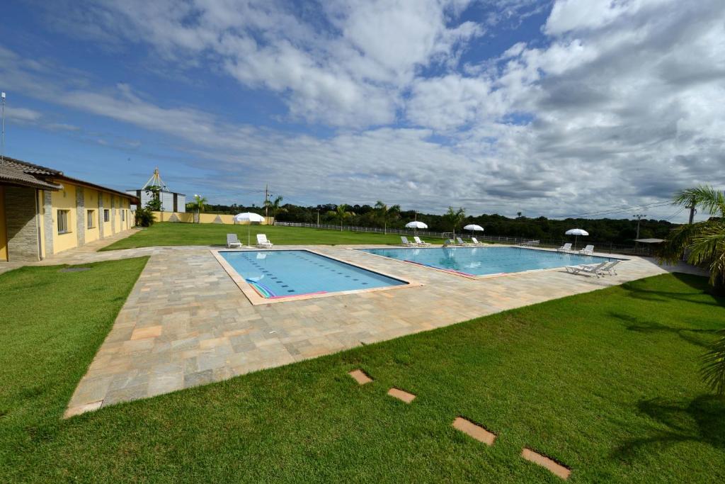 波科内Pousada Haras Santa Rita的庭院中间的游泳池