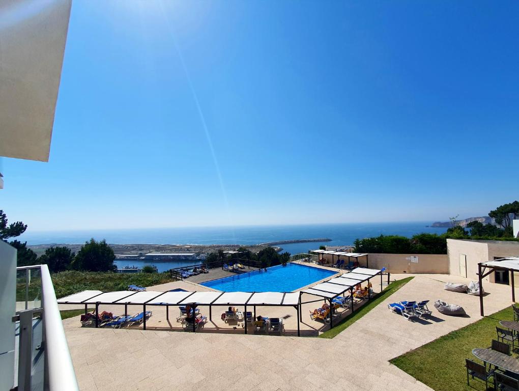 纳扎雷苏尔美丽华酒店的享有游泳池和大海的景色