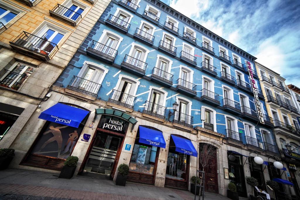 马德里佩萨尔旅馆的一座大型建筑,侧面有蓝色的油漆