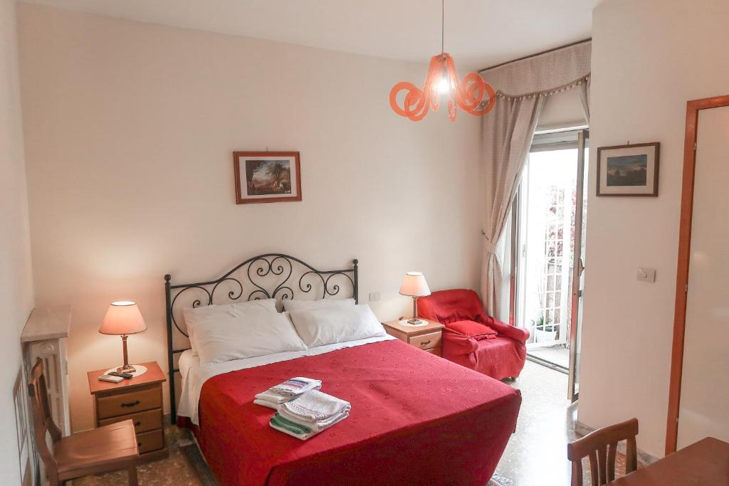罗马康多特艾丽住宿加早餐酒店的一间卧室配有红色的床和红色椅子