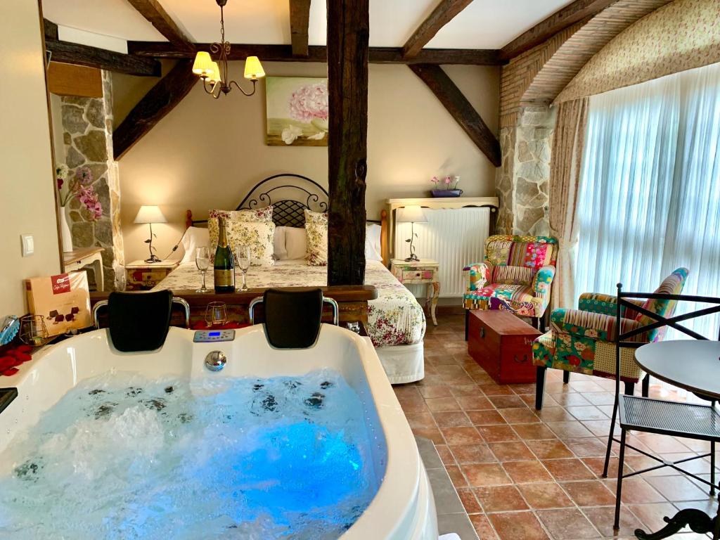 RegulesAkla La Casa Del Puente的客房内的浴室设有大浴缸
