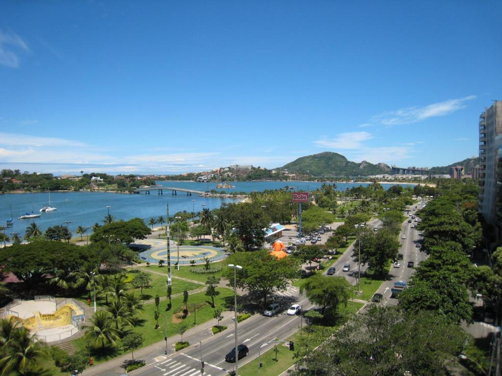 维多利亚ACONCHEGANTE QUARTO - PRAIA do CANTO的享有城市和河流的景致。